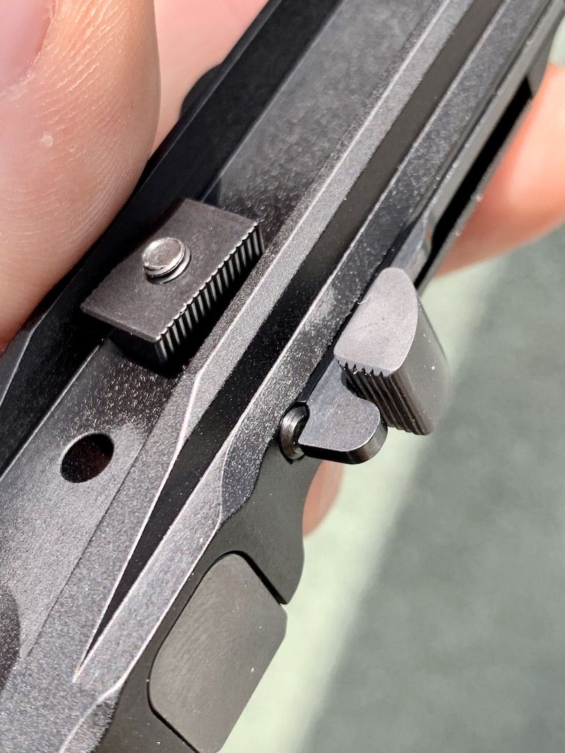 Prindere Henneberger pentru Merkel weaver la sina Leica