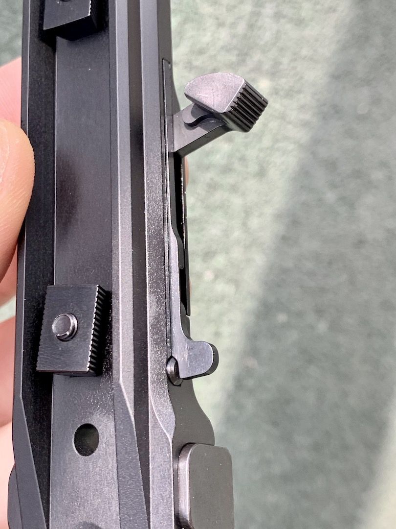 Prindere Henneberger pentru Merkel weaver la sina Leica