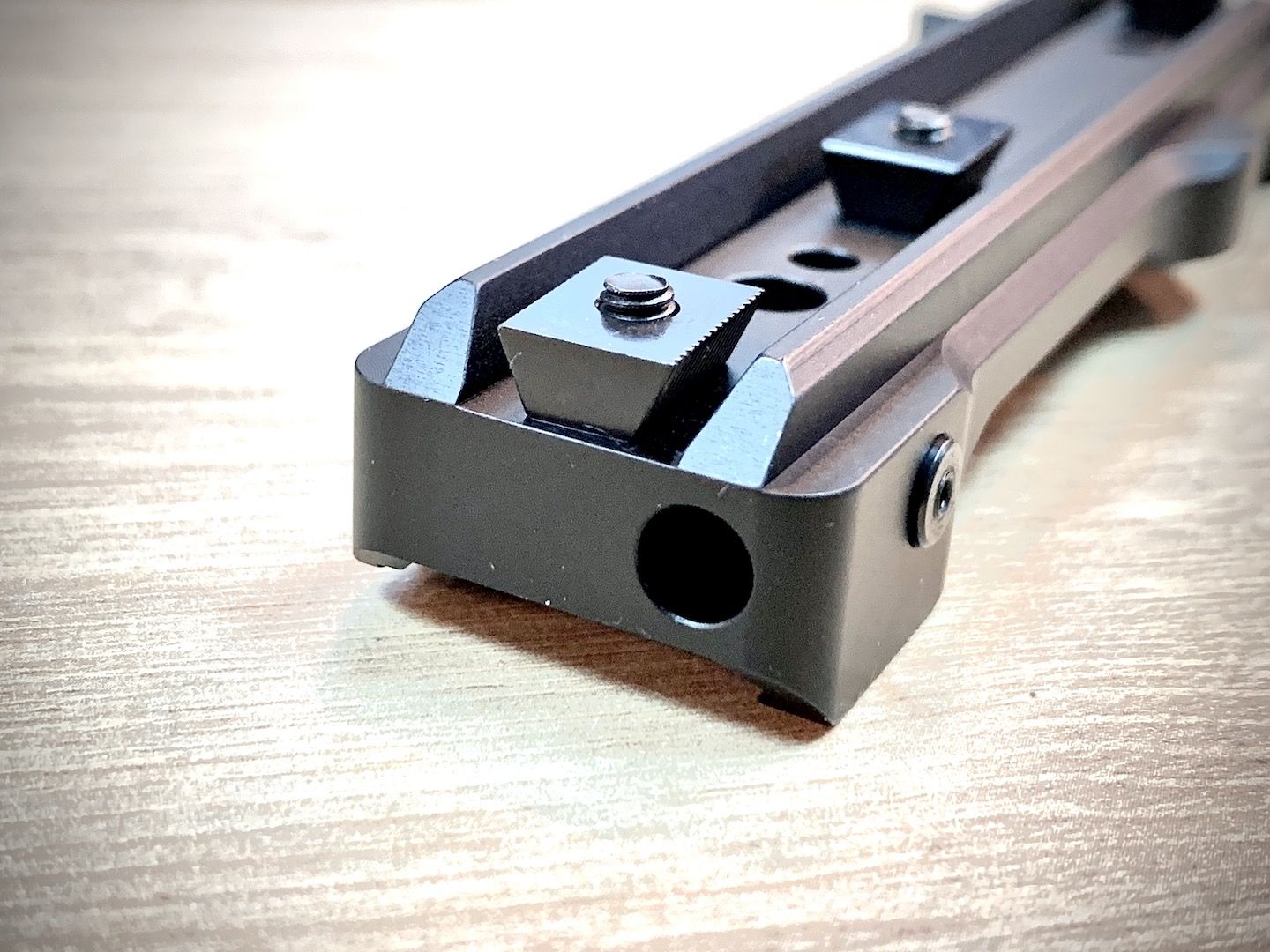 Prindere Henneberger pentru Merkel weaver la sina Leica