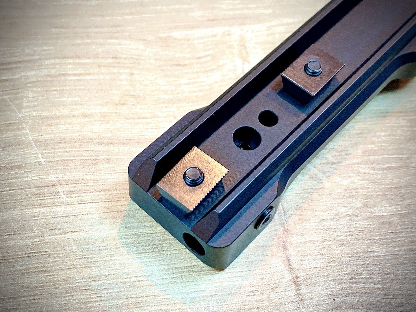 Prindere Henneberger pentru Merkel weaver la sina Leica